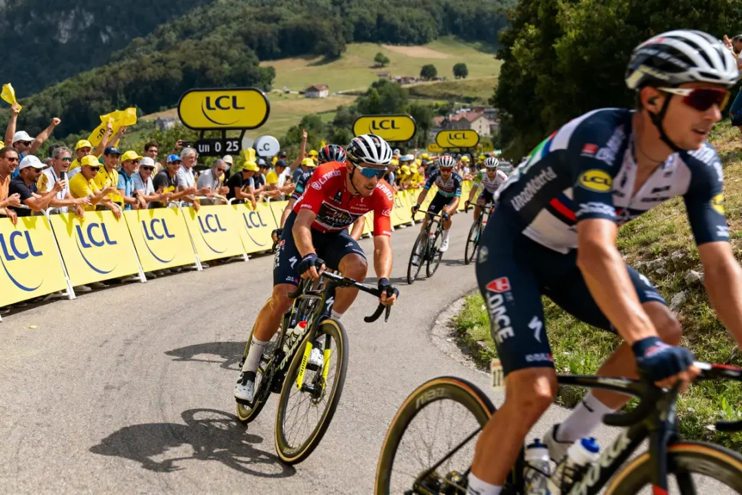 Des cyclistes participent à une course, entourés de spectateurs enthousiastes et de panneaux LCL.