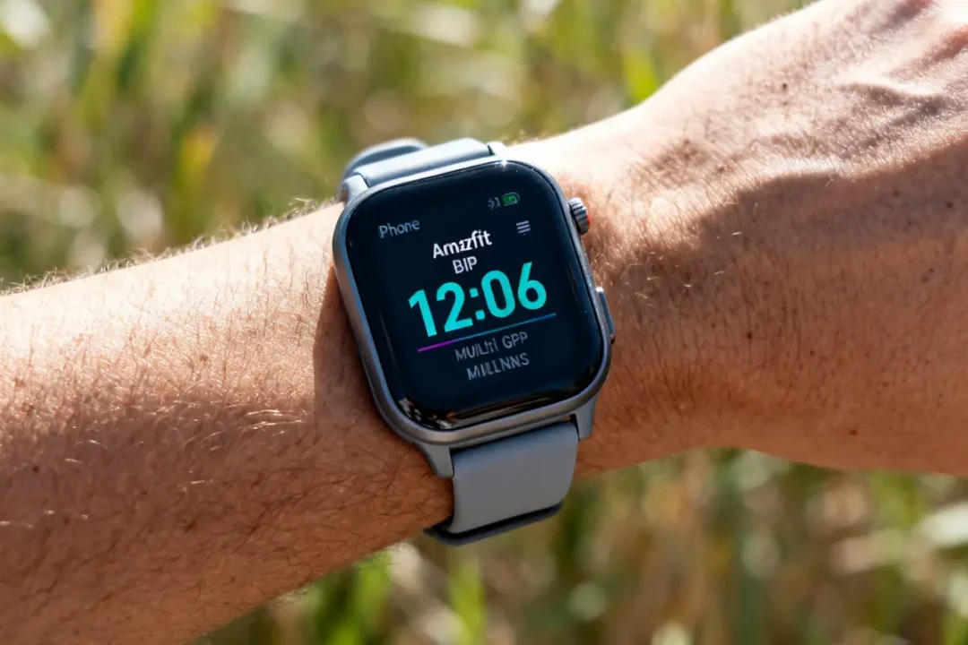 Montre connectée Amazfit Bip 6 affichant l'heure sur un poignet en extérieur ensoleillé