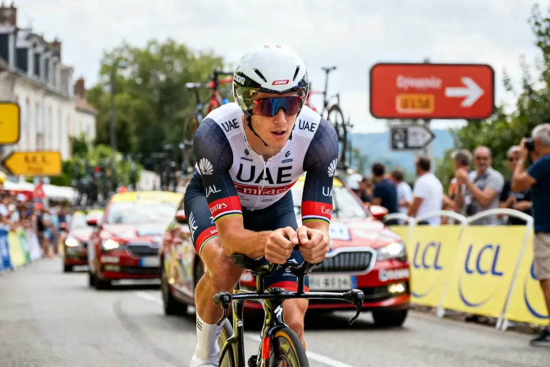 Cycliste Brandon McNulty en pleine course lors d'une compétition cycliste importante