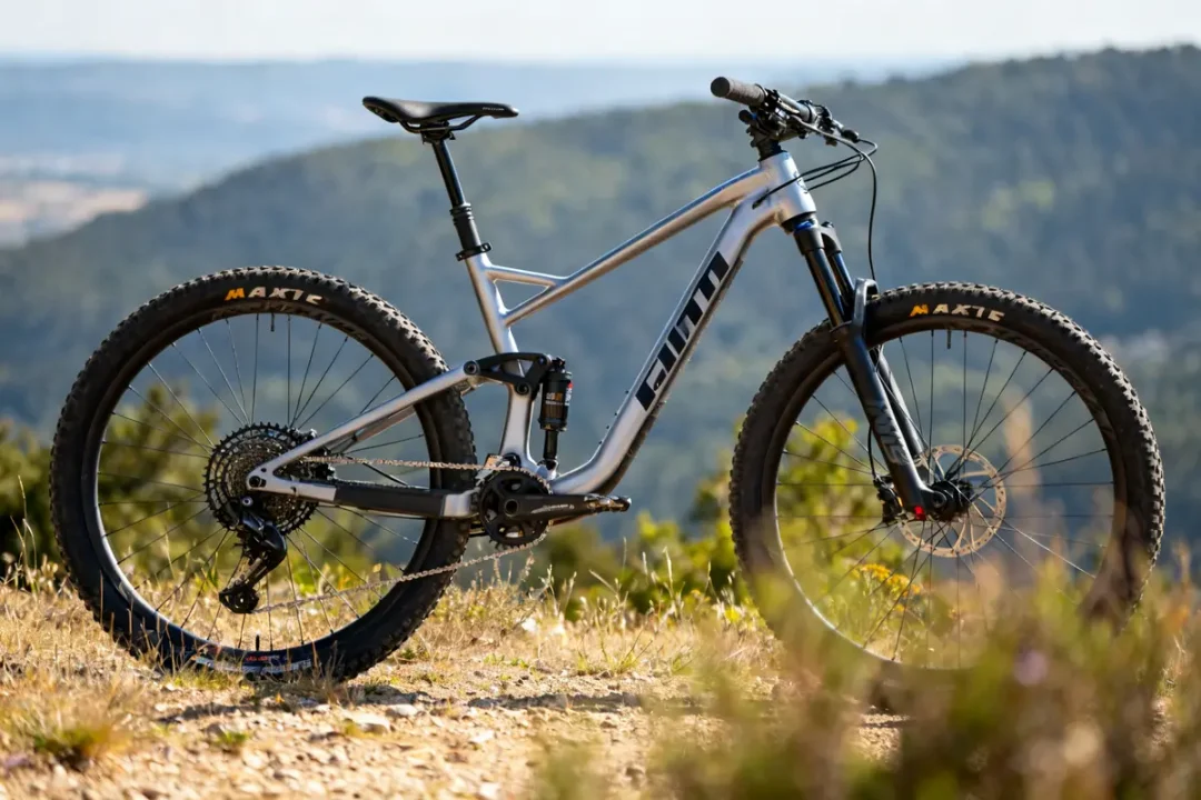 VTT de haute montagne MTN MTB sur fond de paysage montagneux verdoyant
