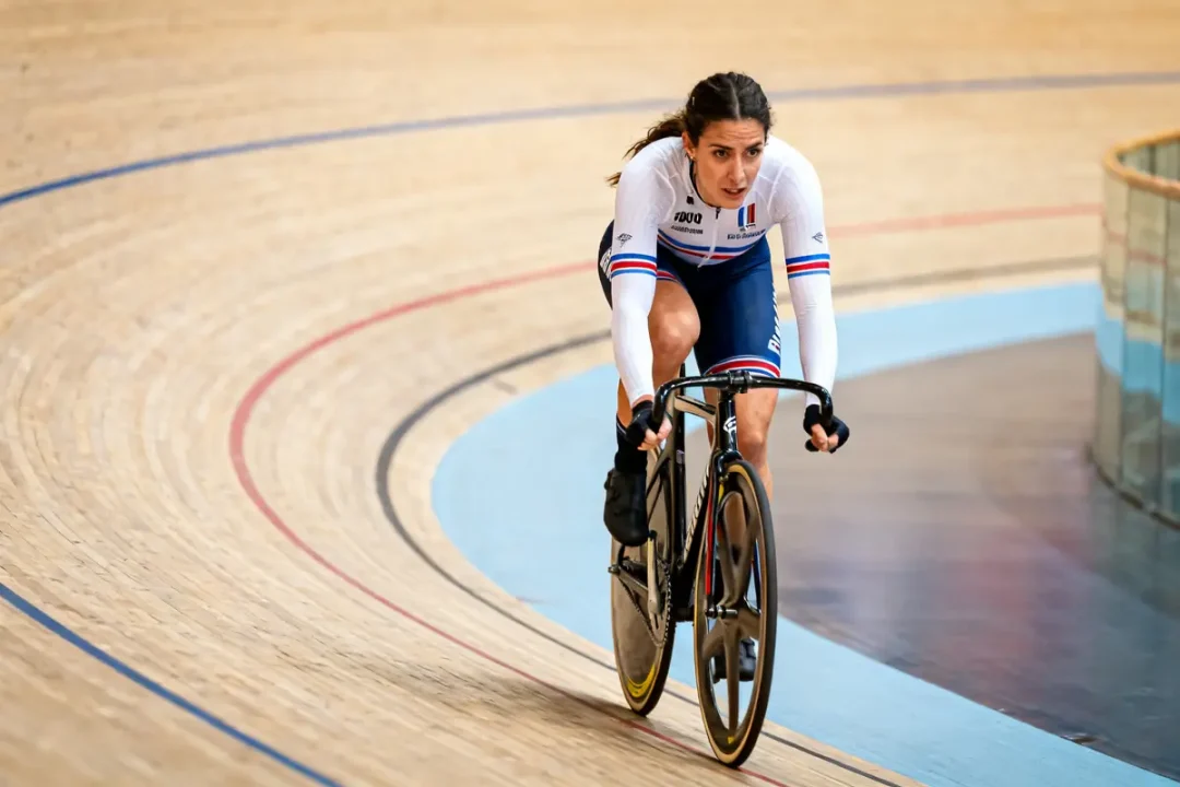 Marion Borras en pleine course sur piste de cyclisme en intérieur.
