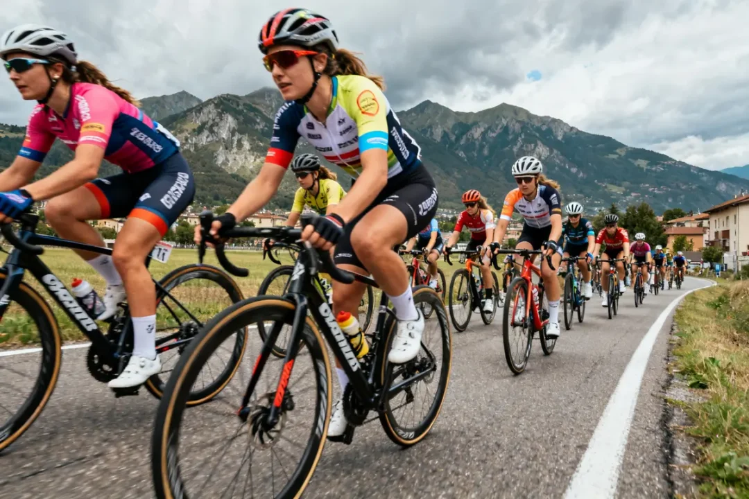 Cyclistes féminines en montagne lors du Tour d'Espagne féminin 2025