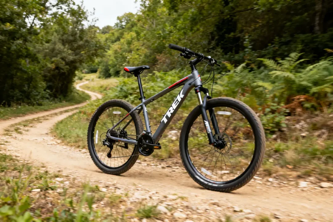 Vélo Trek Marlin 6 sur un sentier de forêt, parfait pour le VTT tout-terrain