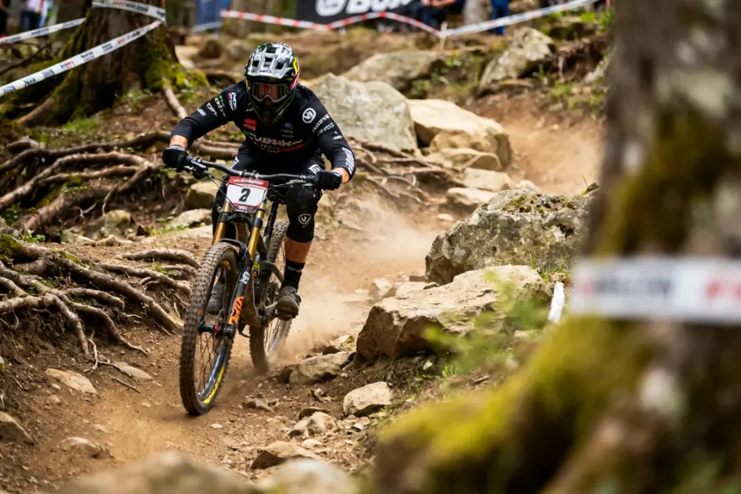 VTTiste en descente technique sur terrain rocheux lors de la compétition Vital Mountain Bike