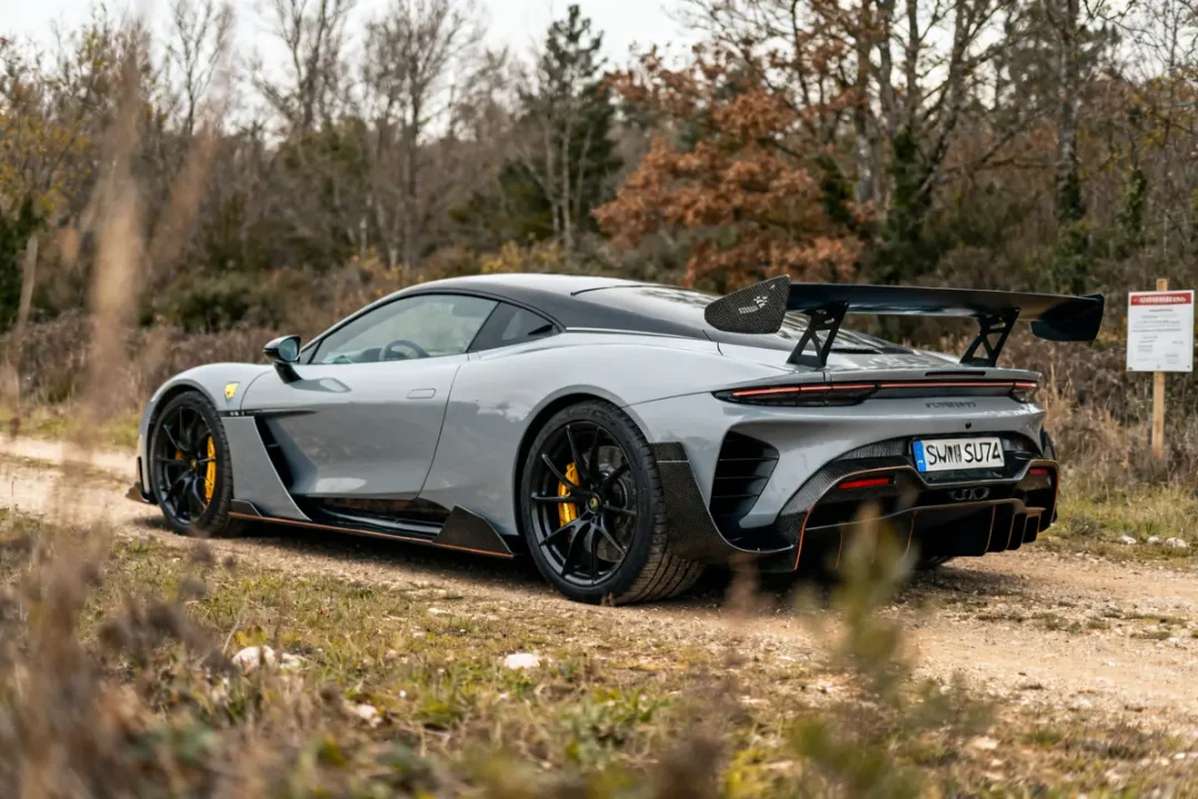 Voiture de sport grise sur chemin naturel en arrière-plan, associée à Xiaomi SU7 Ultra