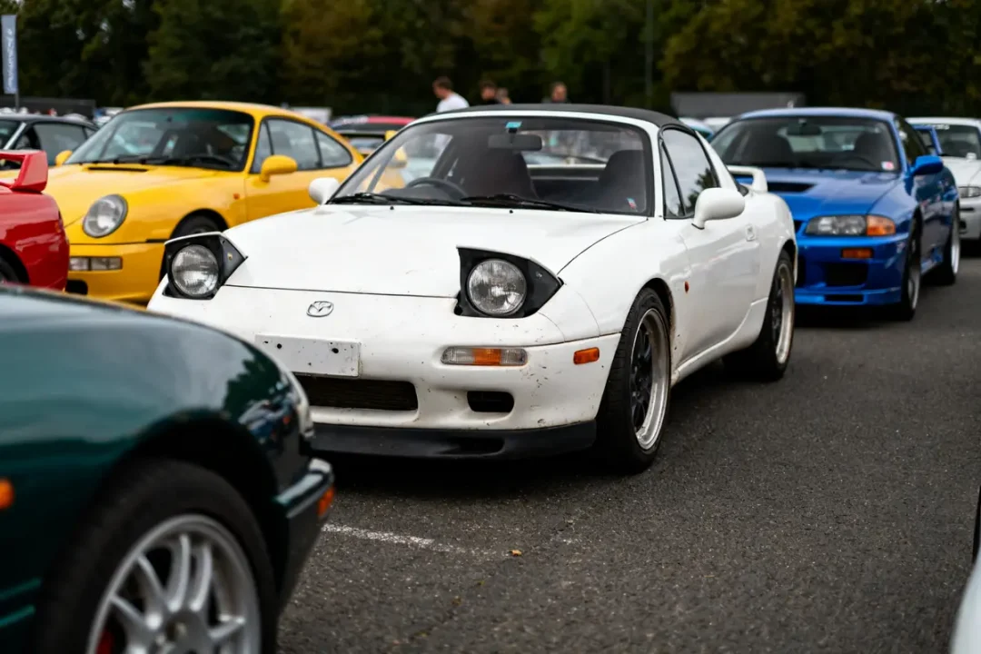 Plusieurs best sports cars under 5k euros exposées dans un rassemblement automobile en plein air