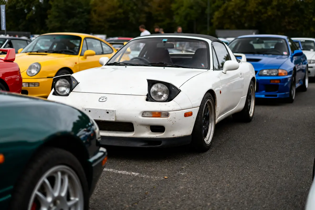 Plusieurs best sports cars under 5k euros exposées dans un rassemblement automobile en plein air