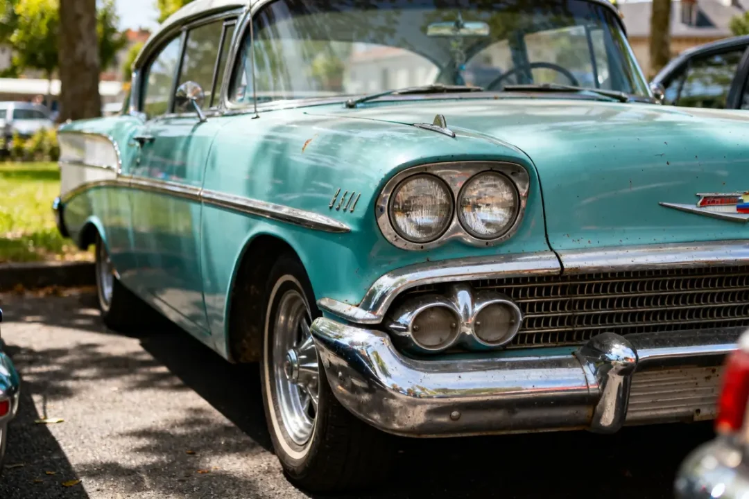 Voiture rétro turquoise, avant de Chevrolet Bel Air 56 en exposition extérieure.
