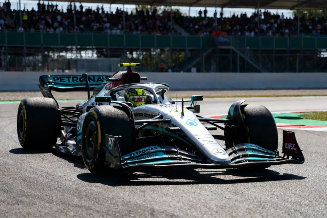 Voiture de course sur circuit avec dessin formule 1 réaliste en pleine action
