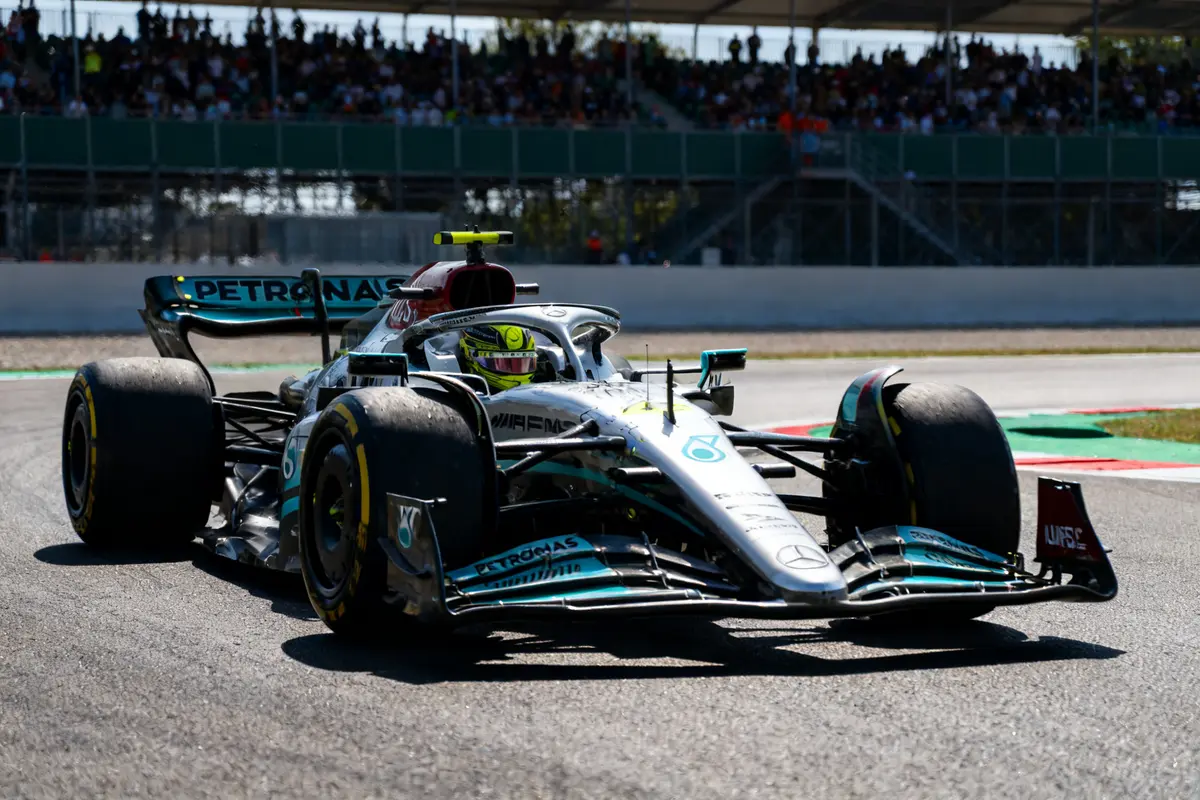 Voiture de course sur circuit avec dessin formule 1 réaliste en pleine action