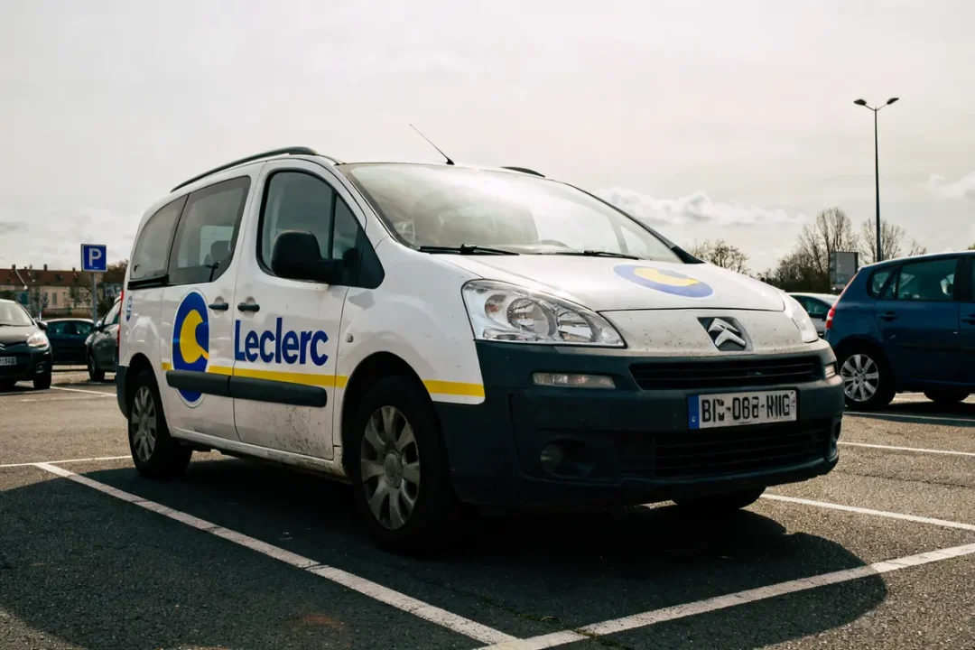 Véhicule de Leclerc location 7 places garé sur un parking en extérieur