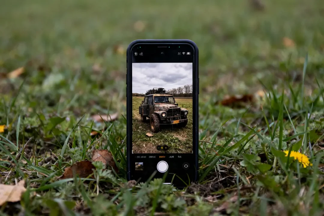 Smartphone affichant une photo de voiture tout-terrain avec vis d'air carbu sur l'écran