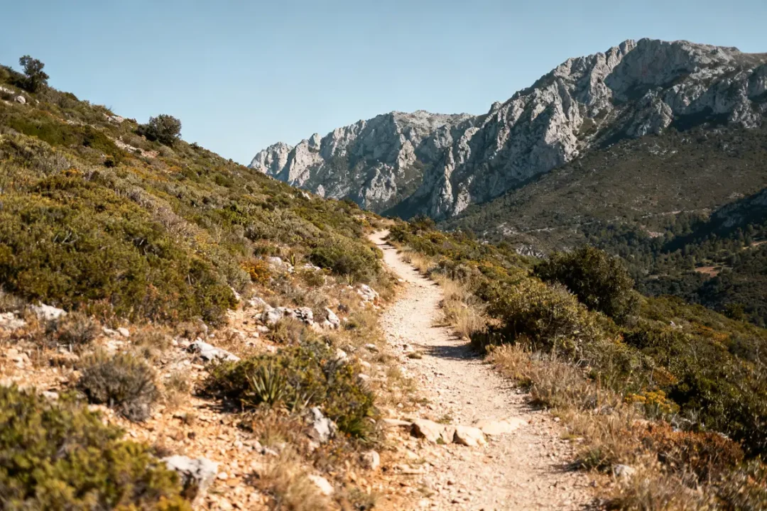 Sentier de montagne escarpé idéal pour vtt de rando avec vue panoramique impressionnante