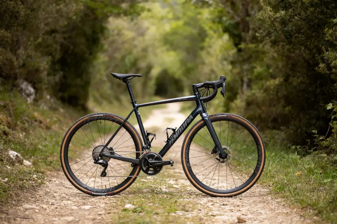 Vélo Nakamura Allroad Team sur sentier forestier, idéal pour aventures tout-terrain.