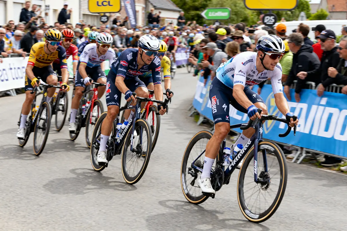 Cyclistes participant au Tour des Flandres 2025 devant une foule enthousiaste.