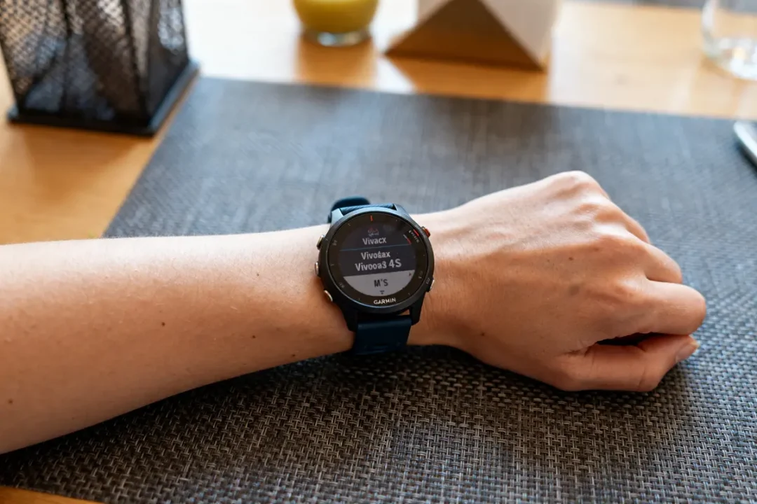 Montre connectée Vivoactive 4S affichée au poignet sur une table à manger