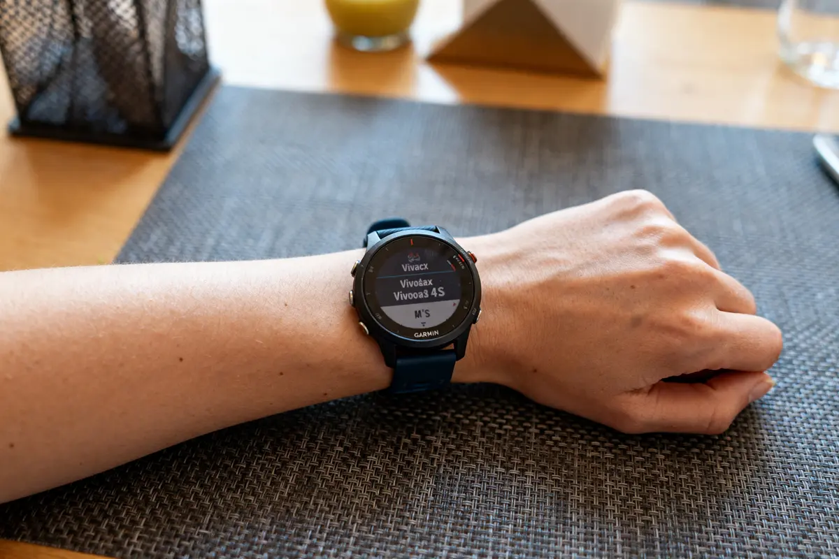 Montre connectée Vivoactive 4S affichée au poignet sur une table à manger