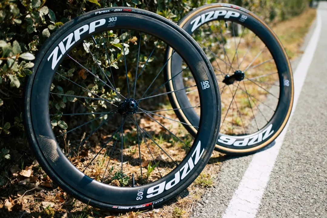 Deux roues de vélo Zipp 303 Firecrest sur le bord de la route