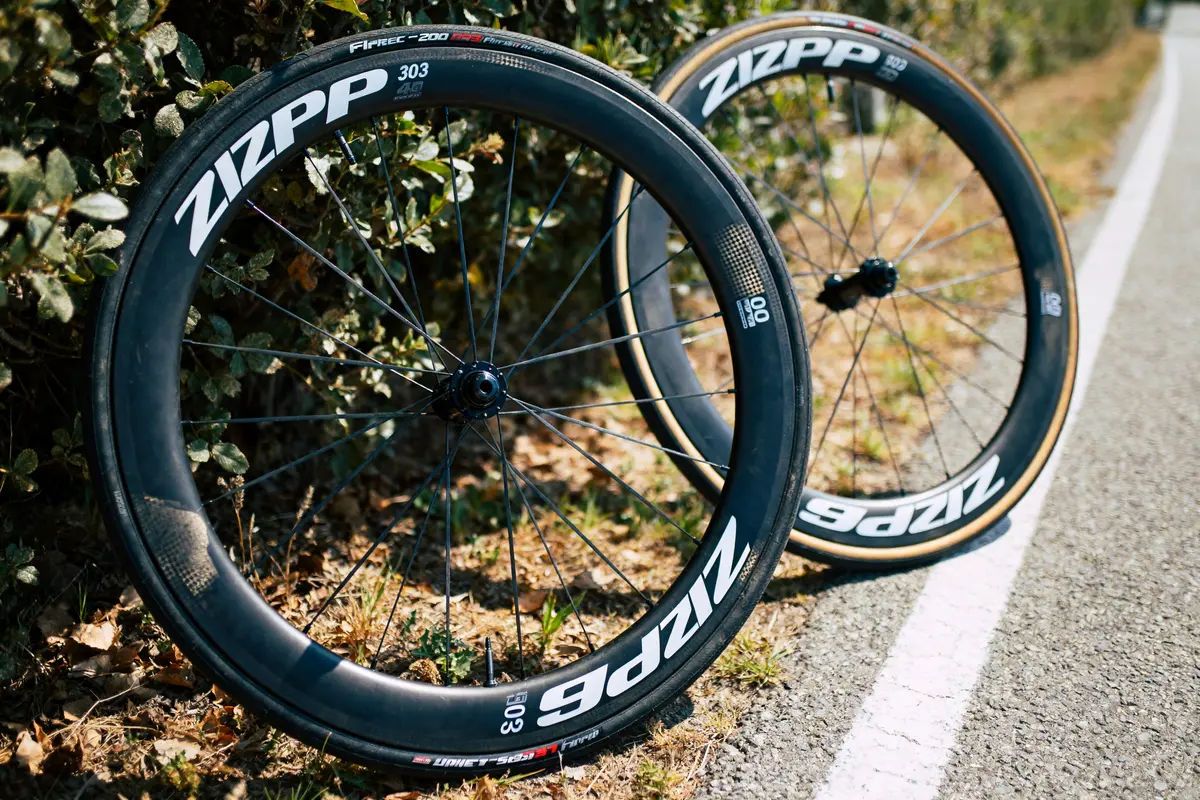 Deux roues de vélo Zipp 303 Firecrest sur le bord de la route