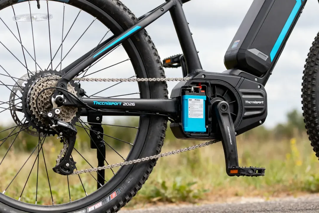 Transmission moderne du meilleur vélo électrique Technisport avec chaîne et batterie apparente