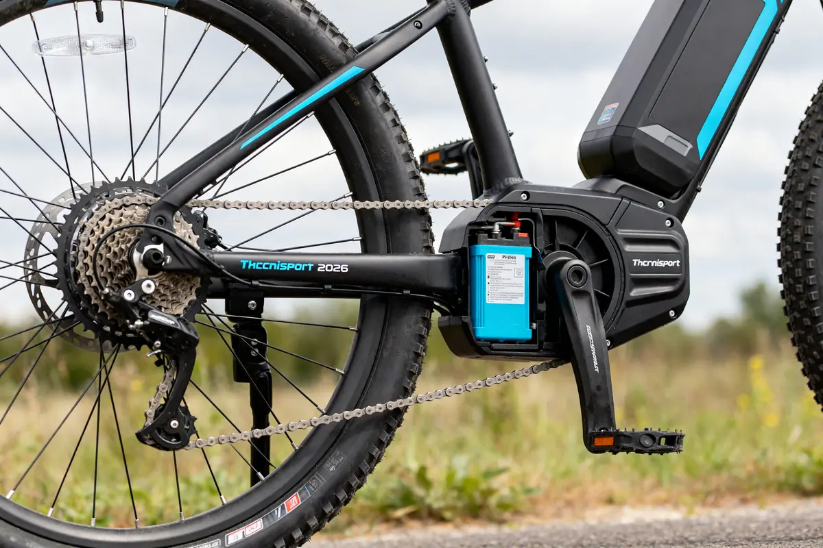 Transmission moderne du meilleur vélo électrique Technisport avec chaîne et batterie apparente