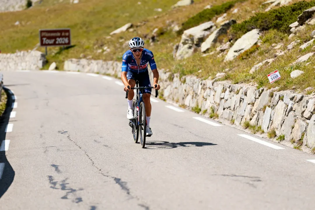 Cycliste en montagne lors d'une étape de récupération du Tour de France 2026
