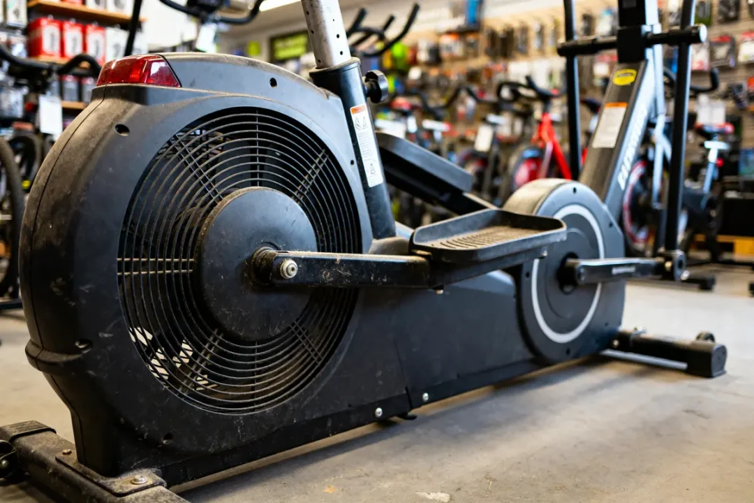 Gros plan sur un vélo elliptique d'occasion dans un magasin de fitness.